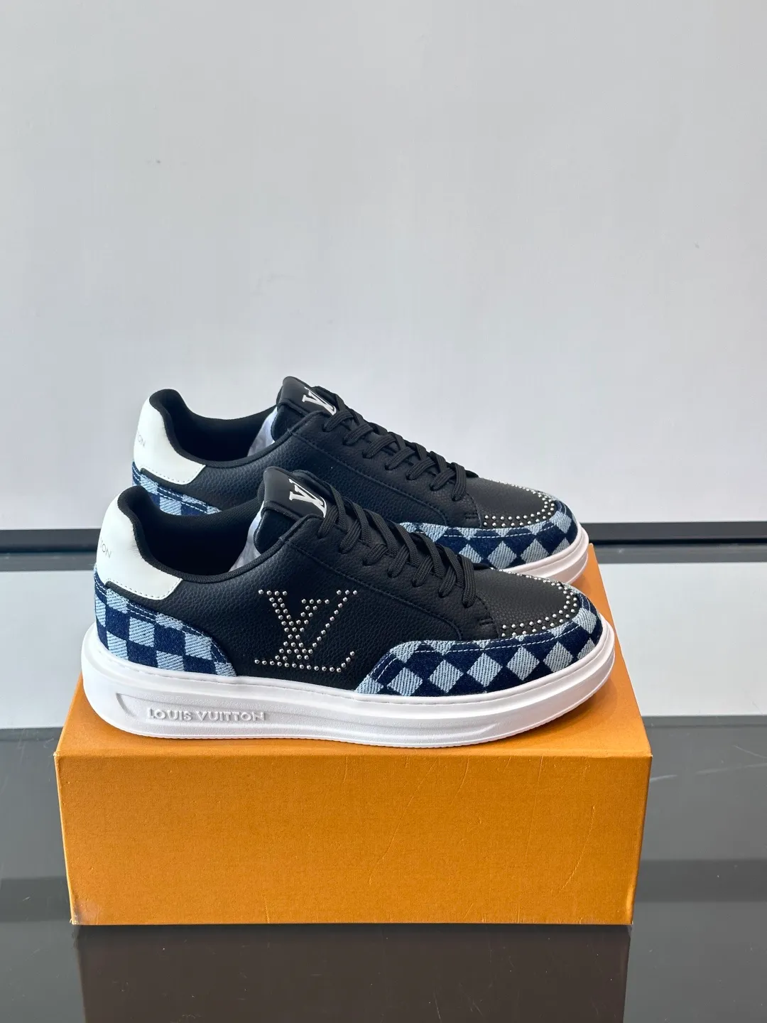 Men's shoes 💰p400 "＊OUIS ＊UITTO＊" new men's casual shoes, made of cowhide material, breathable and comfortable! The upper has the classic LV logo, and the sole is made of T men's shoes 💰pU material, which is wear-resistant and has strong grip. The blue and white color scheme + checkerboard details are fresh and have a street feel. It is very suitable for spring and summer. It can be easily used for daily commuting and leisure. It is very fashionable to wear with shorts, T-shirts or jeans. It is both fashionable and practical. size：38-44